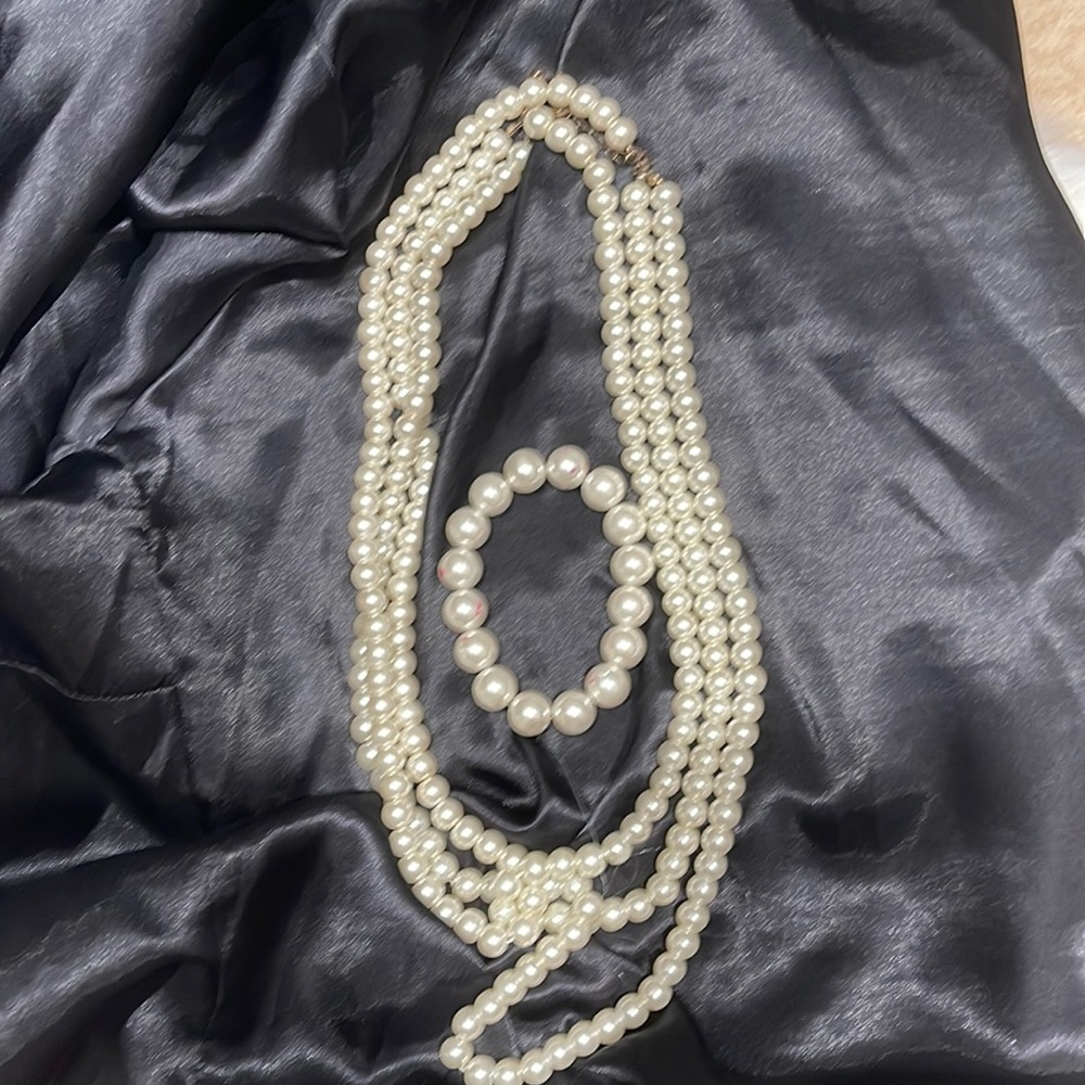 faux pearl bracelet and necklace